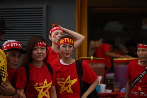 TRỰC TIẾP TỪ BUKIT JALIL Mặc trời mưa, CĐV Việt Nam vẫn ào ào đến sân hình ảnh 2