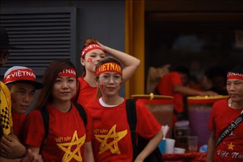 TRỰC TIẾP TỪ BUKIT JALIL Mặc trời mưa, CĐV Việt Nam vẫn ào ào đến sân hình ảnh 2