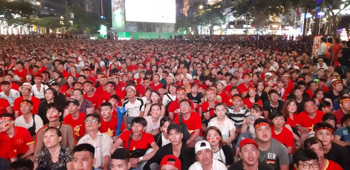 Cờ đỏ sao vàng, cờ Hàn Quốc và Cúp vàng giương cao sau trận Malaysia 2-2 Việt Nam ảnh 1 Chú thích ảnh