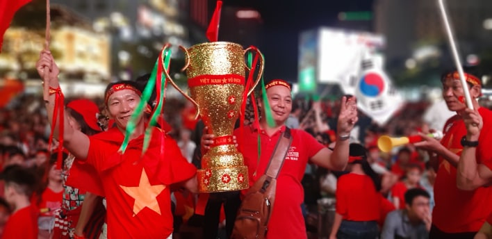 Cờ đỏ sao vàng, cờ Hàn Quốc và Cúp vàng giương cao sau trận Malaysia 2-2 Việt Nam ảnh 6 Chú thích ảnh