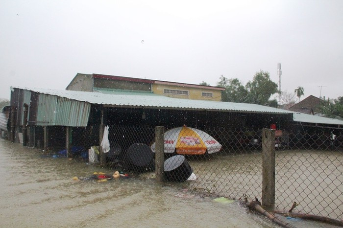 Mưa lịch sử nước ngập đến cổ người, hàng trăm ngôi nhà chỉ còn nhìn thấy nóc ảnh 9 Mưa lịch sử nước ngập đến cổ người, hàng trăm ngôi nhà chỉ còn nhìn thấy nóc ảnh 9