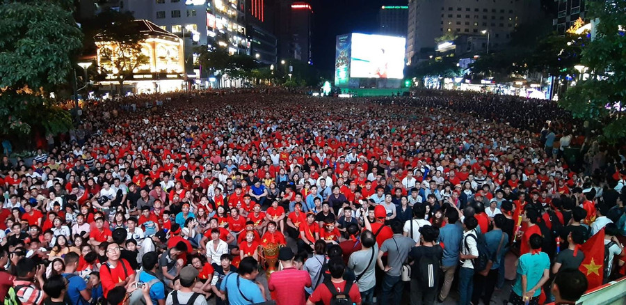 Cờ đỏ sao vàng, cờ Hàn Quốc và Cúp vàng giương cao sau trận Malaysia 2-2 Việt Nam ảnh 8 Chú thích ảnh