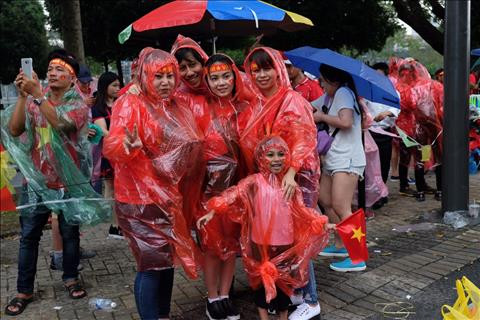 TRỰC TIẾP TỪ BUKIT JALIL Mặc trời mưa, CĐV Việt Nam vẫn ào ào đến sân hình ảnh 2