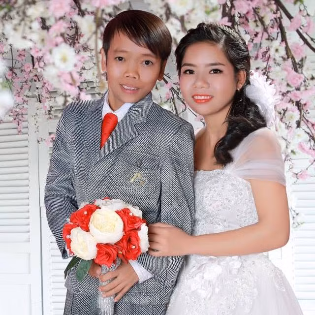 Chuyện tình buồn của chàng trai tí hon và cô vợ xinh đẹp