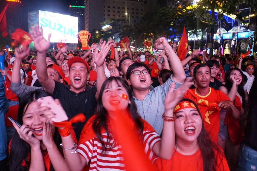 Cờ đỏ sao vàng, cờ Hàn Quốc và Cúp vàng giương cao sau trận Malaysia 2-2 Việt Nam ảnh 7 Chú thích ảnh