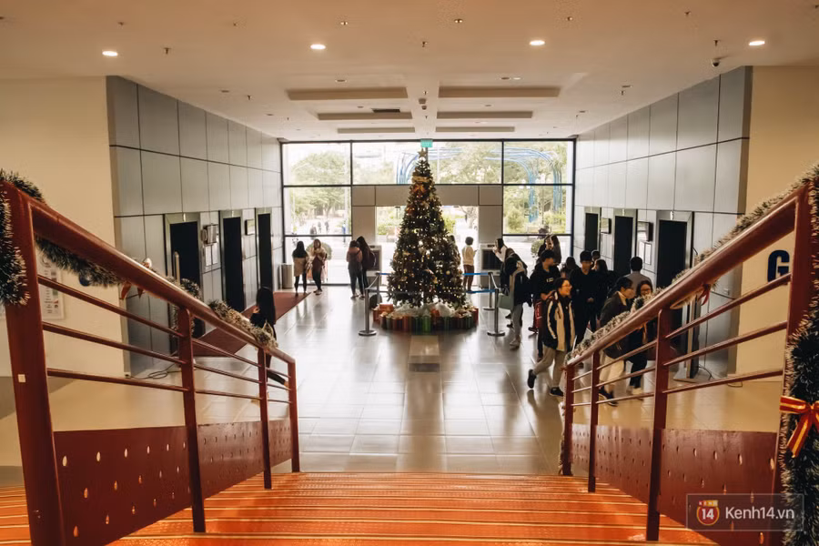 Xịn như Kinh tế Quốc dân: Dựng không gian checkin Noel sang như khách sạn bên trong toà nhà thế kỷ 96.000 m2 với 17 thang máy! - Ảnh 7.