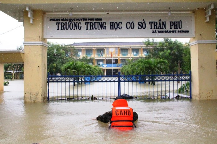 Mưa lịch sử nước ngập đến cổ người, hàng trăm ngôi nhà chỉ còn nhìn thấy nóc ảnh 11 Mưa lịch sử nước ngập đến cổ người, hàng trăm ngôi nhà chỉ còn nhìn thấy nóc ảnh 11
