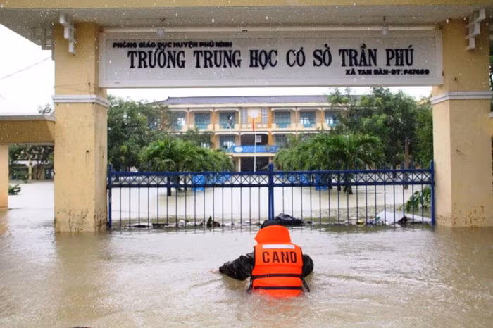 Mưa lịch sử nước ngập đến cổ người, hàng trăm ngôi nhà chỉ còn nhìn thấy nóc ảnh 11