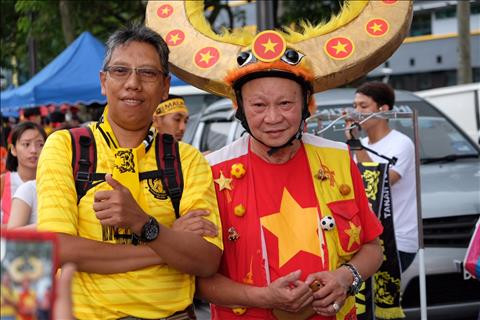TRỰC TIẾP TỪ BUKIT JALIL Mặc trời mưa, CĐV Việt Nam vẫn ào ào đến sân hình ảnh 2
