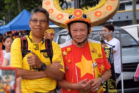 TRỰC TIẾP TỪ BUKIT JALIL Mặc trời mưa, CĐV Việt Nam vẫn ào ào đến sân hình ảnh 2