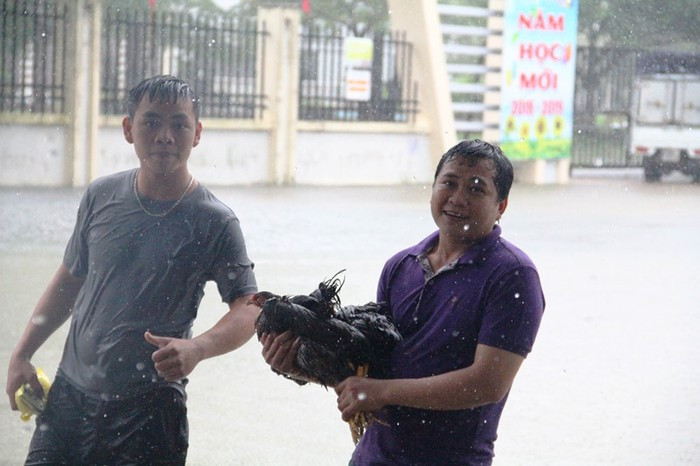 Mưa lịch sử nước ngập đến cổ người, hàng trăm ngôi nhà chỉ còn nhìn thấy nóc ảnh 17 Mưa lịch sử nước ngập đến cổ người, hàng trăm ngôi nhà chỉ còn nhìn thấy nóc ảnh 17