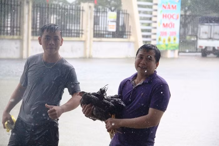 Mưa lịch sử nước ngập đến cổ người, hàng trăm ngôi nhà chỉ còn nhìn thấy nóc ảnh 17