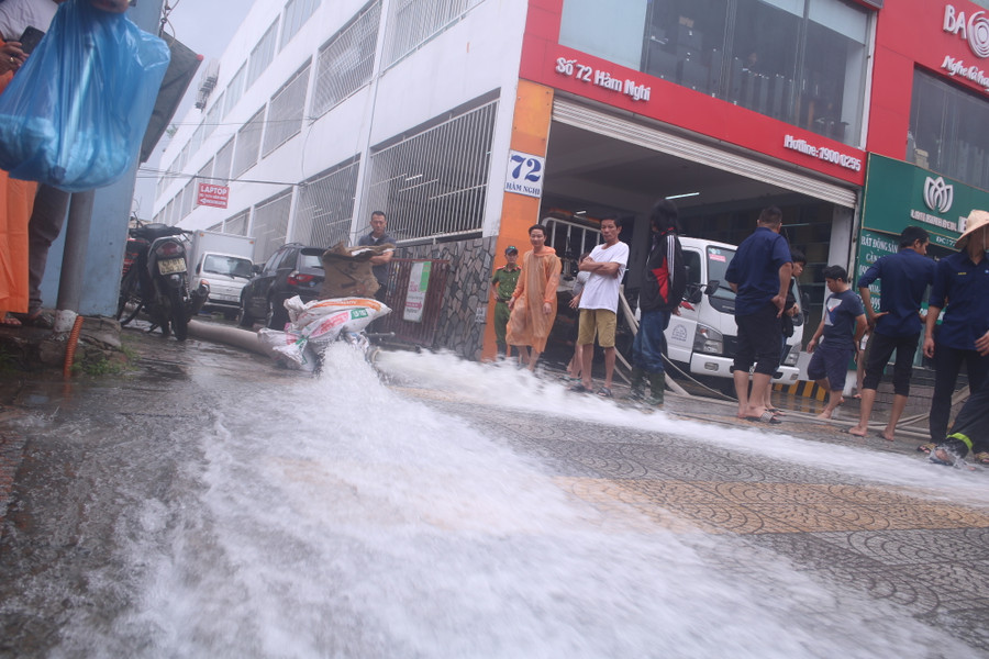 Các lực lượng chức năng thành phố Đà Nẵng đang ra sức giúp dân khắc phục hậu quả mưa lụt