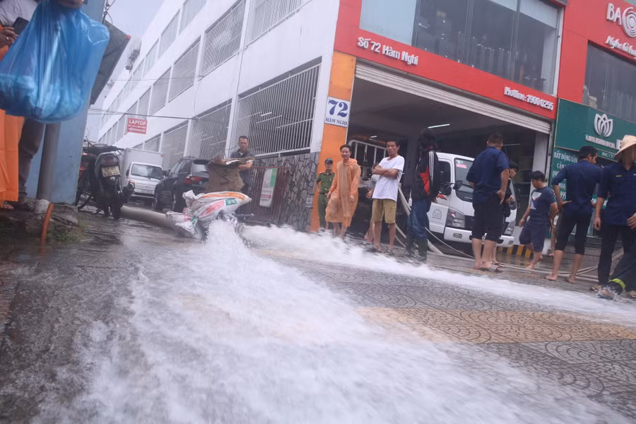 Các lực lượng chức năng thành phố Đà Nẵng đang ra sức giúp dân khắc phục hậu quả mưa lụt