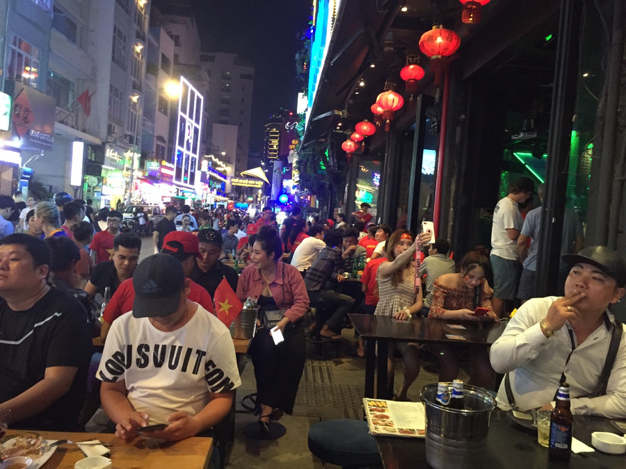 Cờ đỏ sao vàng, cờ Hàn Quốc và Cúp vàng giương cao sau trận Malaysia 2-2 Việt Nam ảnh 4 Chú thích ảnh