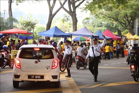 TRỰC TIẾP TỪ BUKIT JALIL Trời đổ mưa tầm tã trước trận đấu hình ảnh 2