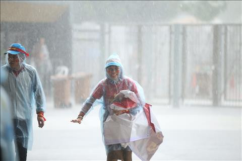 TRỰC TIẾP TỪ BUKIT JALIL Mặc trời mưa, CĐV Việt Nam vẫn ào ào đến sân hình ảnh 2