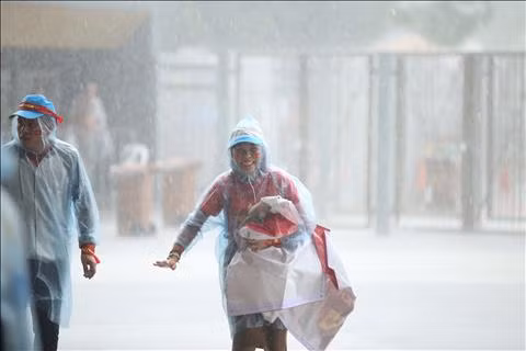 TRỰC TIẾP TỪ BUKIT JALIL Mặc trời mưa, CĐV Việt Nam vẫn ào ào đến sân hình ảnh 2