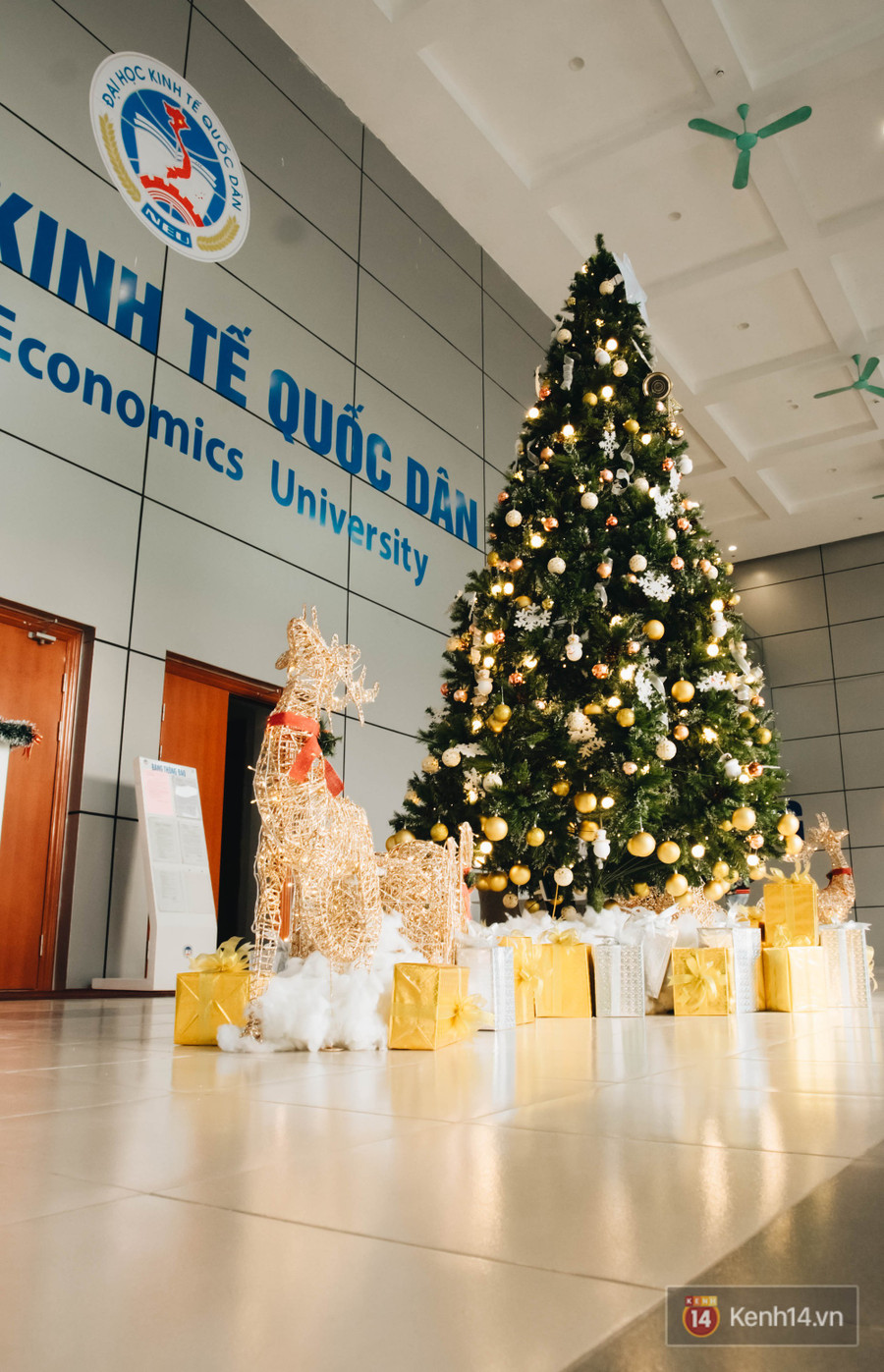 Xịn như Kinh tế Quốc dân: Dựng không gian checkin Noel sang như khách sạn bên trong toà nhà thế kỷ 96.000 m2 với 17 thang máy! - Ảnh 3. Xịn như Kinh tế Quốc dân: Dựng không gian checkin Noel sang như khách sạn bên trong toà nhà thế kỷ 96.000 m2 với 17 thang máy! - Ảnh 3.