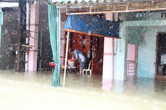 Mưa lịch sử nước ngập đến cổ người, hàng trăm ngôi nhà chỉ còn nhìn thấy nóc ảnh 14 Mưa lịch sử nước ngập đến cổ người, hàng trăm ngôi nhà chỉ còn nhìn thấy nóc ảnh 14
