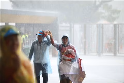 TRỰC TIẾP TỪ BUKIT JALIL Mặc trời mưa, CĐV Việt Nam vẫn ào ào đến sân hình ảnh 2