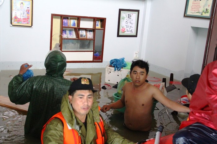 Mưa lịch sử nước ngập đến cổ người, hàng trăm ngôi nhà chỉ còn nhìn thấy nóc ảnh 2 Mưa lịch sử nước ngập đến cổ người, hàng trăm ngôi nhà chỉ còn nhìn thấy nóc ảnh 2