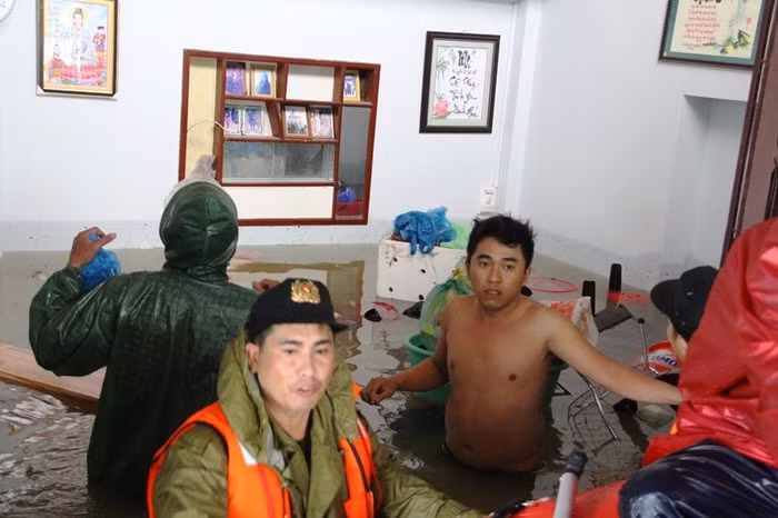 Mưa lịch sử nước ngập đến cổ người, hàng trăm ngôi nhà chỉ còn nhìn thấy nóc ảnh 2