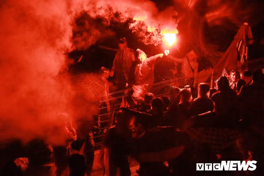 CDV Ha Noi doi mua nhay mua, ho reo 