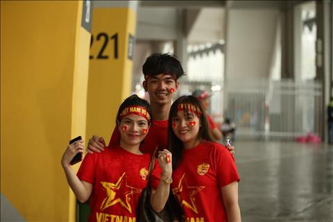 TRỰC TIẾP TỪ BUKIT JALIL Mặc trời mưa, CĐV Việt Nam vẫn ào ào đến sân hình ảnh 2