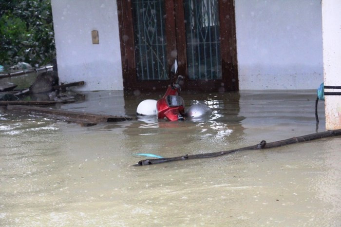 Mưa lịch sử nước ngập đến cổ người, hàng trăm ngôi nhà chỉ còn nhìn thấy nóc ảnh 5 Mưa lịch sử nước ngập đến cổ người, hàng trăm ngôi nhà chỉ còn nhìn thấy nóc ảnh 5