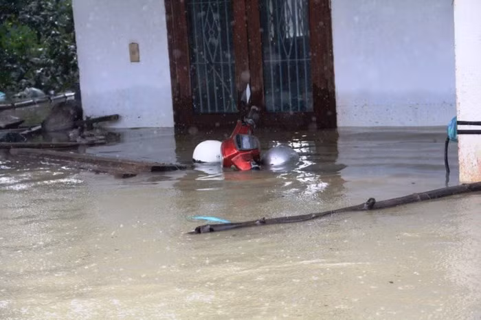 Mưa lịch sử nước ngập đến cổ người, hàng trăm ngôi nhà chỉ còn nhìn thấy nóc ảnh 5