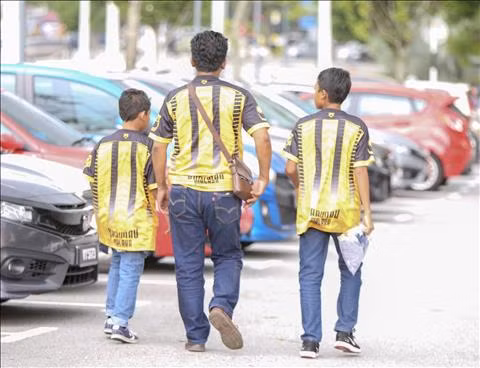 TRỰC TIẾP TỪ BUKIT JALIL Trời đổ mưa tầm tã trước trận đấu hình ảnh 2