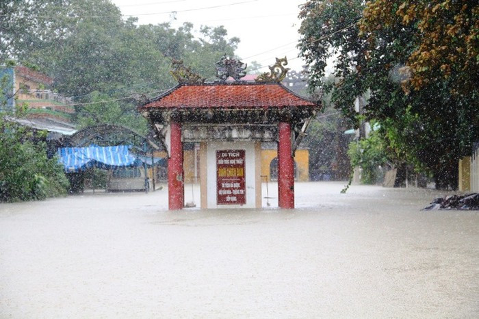 Mưa lịch sử nước ngập đến cổ người, hàng trăm ngôi nhà chỉ còn nhìn thấy nóc ảnh 15 Mưa lịch sử nước ngập đến cổ người, hàng trăm ngôi nhà chỉ còn nhìn thấy nóc ảnh 15