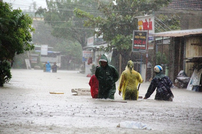 Mưa lịch sử nước ngập đến cổ người, hàng trăm ngôi nhà chỉ còn nhìn thấy nóc ảnh 16 Mưa lịch sử nước ngập đến cổ người, hàng trăm ngôi nhà chỉ còn nhìn thấy nóc ảnh 16