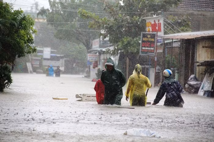 Mưa lịch sử nước ngập đến cổ người, hàng trăm ngôi nhà chỉ còn nhìn thấy nóc ảnh 16
