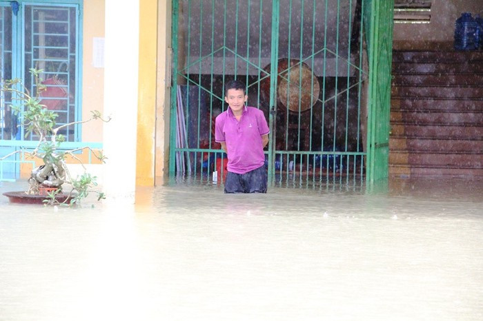Mưa lịch sử nước ngập đến cổ người, hàng trăm ngôi nhà chỉ còn nhìn thấy nóc ảnh 12 Mưa lịch sử nước ngập đến cổ người, hàng trăm ngôi nhà chỉ còn nhìn thấy nóc ảnh 12