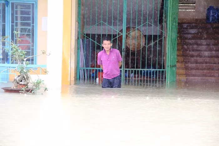 Mưa lịch sử nước ngập đến cổ người, hàng trăm ngôi nhà chỉ còn nhìn thấy nóc ảnh 12