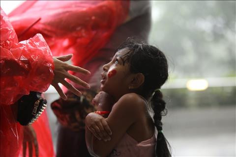 TRỰC TIẾP TỪ BUKIT JALIL Mặc trời mưa, CĐV Việt Nam vẫn ào ào đến sân hình ảnh 2