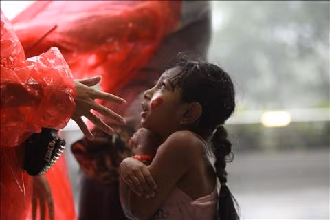 TRỰC TIẾP TỪ BUKIT JALIL Mặc trời mưa, CĐV Việt Nam vẫn ào ào đến sân hình ảnh 2