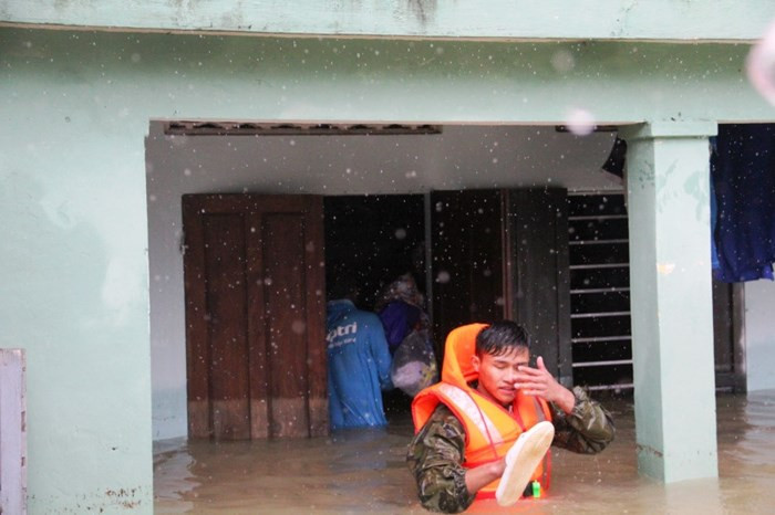 Mưa lịch sử nước ngập đến cổ người, hàng trăm ngôi nhà chỉ còn nhìn thấy nóc ảnh 6 Mưa lịch sử nước ngập đến cổ người, hàng trăm ngôi nhà chỉ còn nhìn thấy nóc ảnh 6