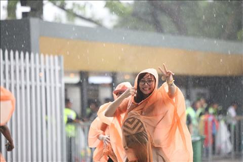 TRỰC TIẾP TỪ BUKIT JALIL Mặc trời mưa, CĐV Việt Nam vẫn ào ào đến sân hình ảnh 2