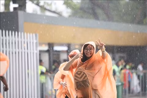 TRỰC TIẾP TỪ BUKIT JALIL Mặc trời mưa, CĐV Việt Nam vẫn ào ào đến sân hình ảnh 2