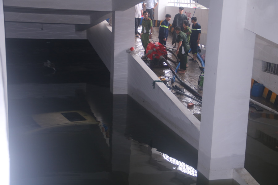 Những chiếc ô tô, xe máy chìm nghỉm trong hầm để xe của một chung cư