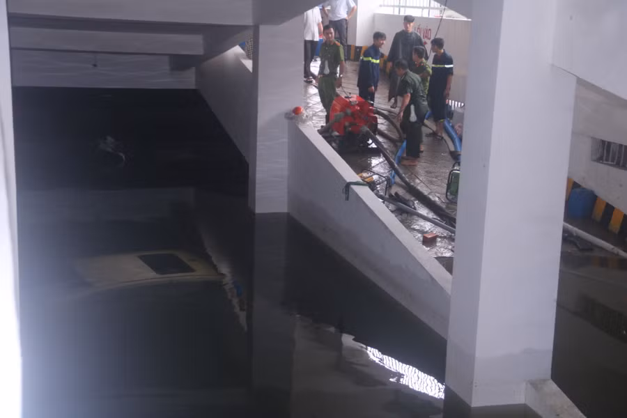 Những chiếc ô tô, xe máy chìm nghỉm trong hầm để xe của một chung cư