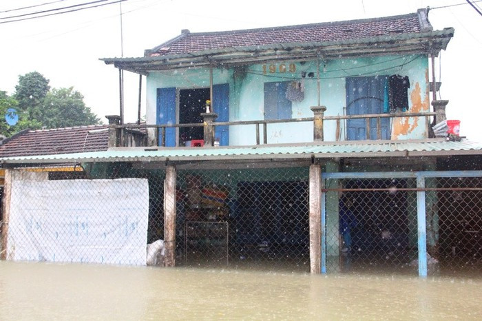Mưa lịch sử nước ngập đến cổ người, hàng trăm ngôi nhà chỉ còn nhìn thấy nóc ảnh 3 Mưa lịch sử nước ngập đến cổ người, hàng trăm ngôi nhà chỉ còn nhìn thấy nóc ảnh 3