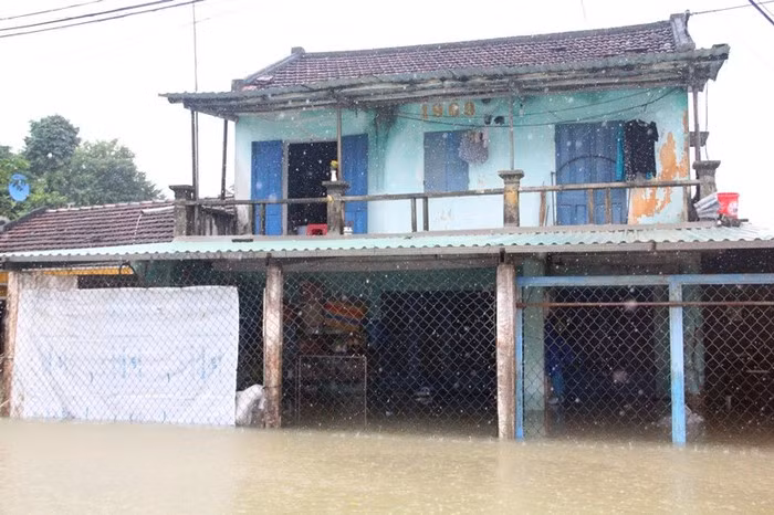 Mưa lịch sử nước ngập đến cổ người, hàng trăm ngôi nhà chỉ còn nhìn thấy nóc ảnh 3