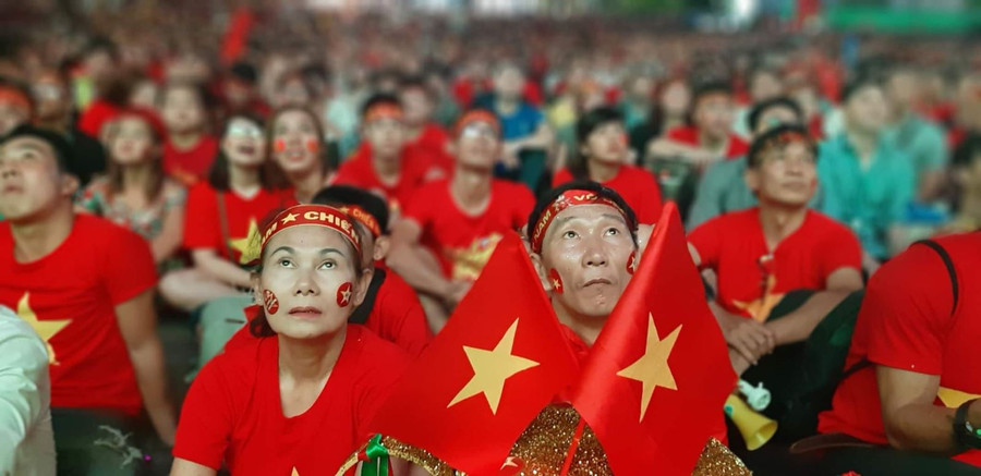 Cờ đỏ sao vàng, cờ Hàn Quốc và Cúp vàng giương cao sau trận Malaysia 2-2 Việt Nam ảnh 3 Chú thích ảnh