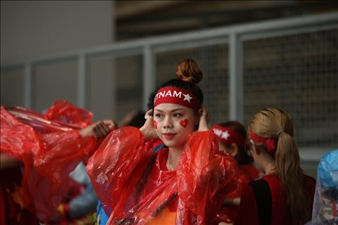 TRỰC TIẾP TỪ BUKIT JALIL Mặc trời mưa, CĐV Việt Nam vẫn ào ào đến sân hình ảnh 2