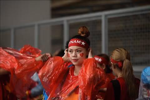 TRỰC TIẾP TỪ BUKIT JALIL Mặc trời mưa, CĐV Việt Nam vẫn ào ào đến sân hình ảnh 2