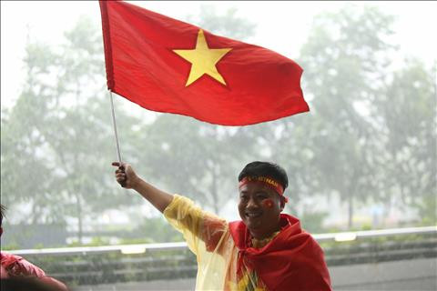 TRỰC TIẾP TỪ BUKIT JALIL Mặc trời mưa, CĐV Việt Nam vẫn ào ào đến sân hình ảnh 2